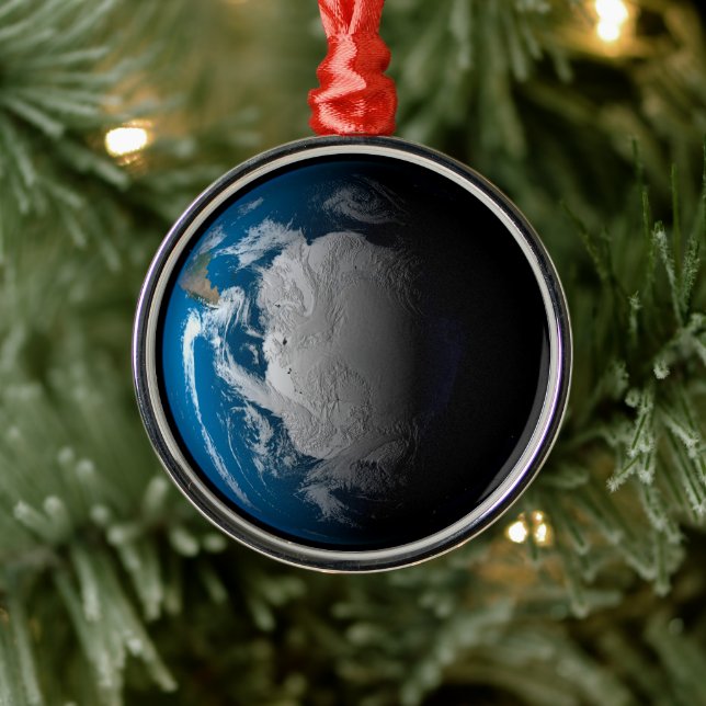 Vollständige Erde mit simulierten Wolken über der  Ornament Aus Metall (Baum)