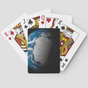 Vollständige Erde mit simulierten Wolken über der Spielkarten