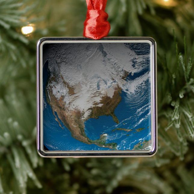 Vollständige Erde mit simulierten Wolken über Nord Ornament Aus Metall (Baum)