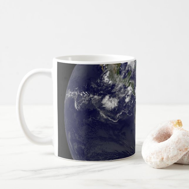 Vollständige Erde mit tropischen Stürmen im Atlant Kaffeetasse (Mit Donut)