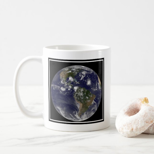 Vollständige Erde mit tropischen Stürmen im Atlant Kaffeetasse (Mit Donut)