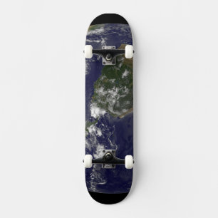 Vollständige Erde mit tropischen Stürmen im Atlant Skateboard