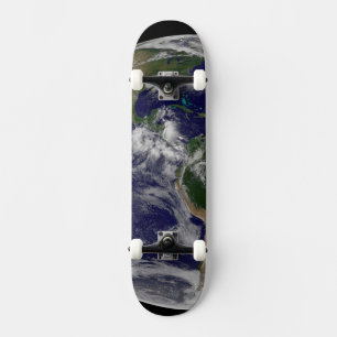 Vollständige Erde mit verschiedenen tropischen Stu Skateboard