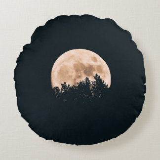 VOLLSTÄNDIGER MOND HINTER EINER SILHOUETTE RUNDES KISSEN
