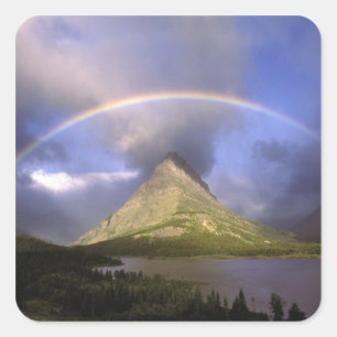 Vollständiger Regenbogen und stürmischer Himmel üb Quadratischer Aufkleber