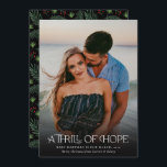 Vollständiges Foto Thrill Hope Ankündigung des Fot<br><div class="desc">Diese schönen,  vollen Foto-Schwangerschaftsankündigungen bieten moderne,  elegante Typografie mit dem Titel "Ein Thrill der Hoffnung". Die Rückseite enthält ein Weihnachtsmuster aus Kiefernbäumen und Beeren auf einem individuellen Farbhintergrund (schwarz dargestellt).</div>