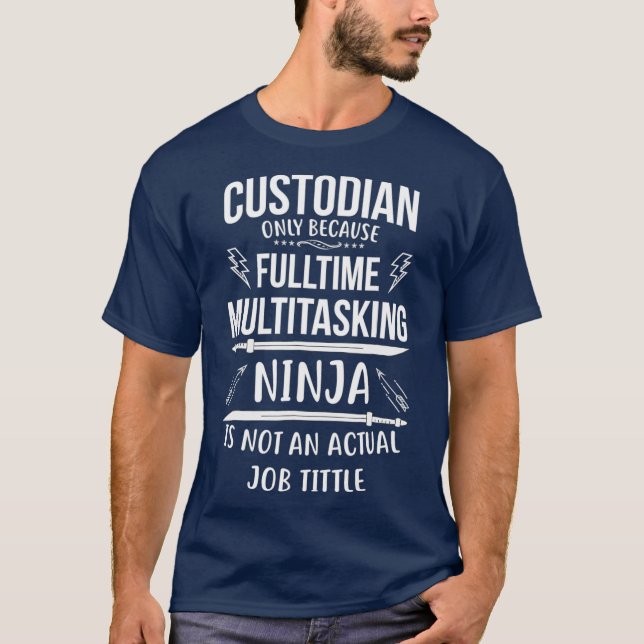 Vollzeitbeschäftigter Custodian Multitasking Ninja T-Shirt (Vorderseite)