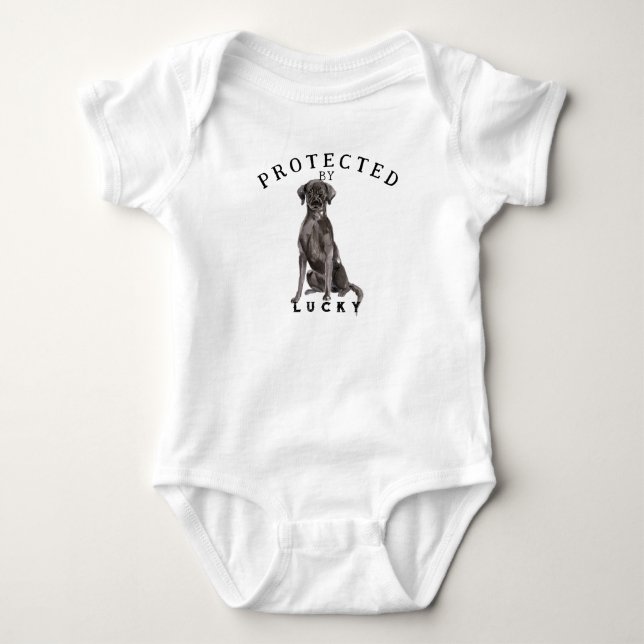 Vom Hund der Familie geschützt Baby Strampler (Vorderseite)