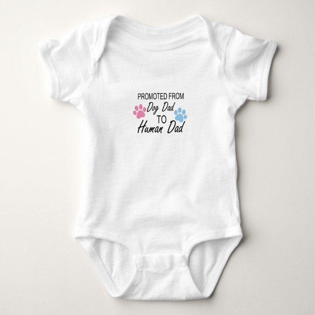 Vom Hundedati zum menschlichen Vater befördert, An Baby Strampler (Vorderseite)