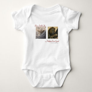Vom niedlichen Jungen zum mächtigen Löwe auf einem Baby Strampler
