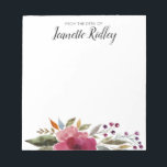 Vom Schreibtisch aus moderne Burgund-Blume Notizblock<br><div class="desc">Diese wunderschönen Blumennoten sind fabelhaft,  um die Aufmerksamkeit von jedem zu erfassen,  an den Sie eine Notiz schreiben. Mit seinen tiefburgundischen Aquarellfarben-Blume und modernen Skripten und Blockieren Schriftart,  um Ihren Namen zu personalisieren,  werden sie Ihrem Büro eine wunderbare Touch hinzufügen.</div>