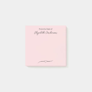 Vom Schreibtisch mit rosa und schwarzen Skriptname Post-it Klebezettel