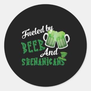Von Bier und Shenanigans gespeist St. Patricks Day Runder Aufkleber