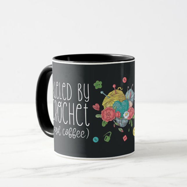 Von Crochet und Kaffee gespeist Tasse (Vorderseite Links)