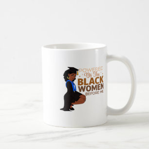 Von den schwarzen Frauen vor mir in der schwarzen  Kaffeetasse
