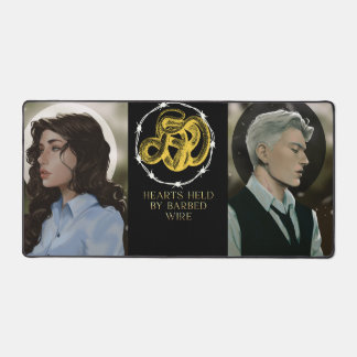 Von der Computer-matte mit Stacheldraht gehaltene Schreibtischunterlage