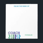 Von der Rezeption des Coach Masculine Zickzack tre Notizblock<br><div class="desc">Vom Schreibtisch der Coach Masculine Zickzack trendige Personalisierte Notepad. Ein lustiges, individuelles Geschenk für Ihren Lieblings-Coach. Personalisieren Sie diese Noten in Blau- und Grüntönen. Zickzack Streifen Blues und Grüntöne unter dem Wort COACH in dunkelblau ist perfekt für einen Trainer jeder Art. Farbenfrohe personalisierte Notizblöcke für Ihren Trainer.</div>