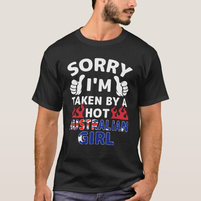 Von einem heißen australischen Mädchen übernommen T-Shirt (Vorderseite)