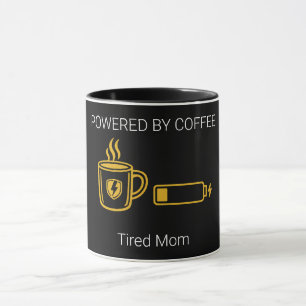 Von Kaffee angetriebene müde Eltern lustiger Beche Tasse