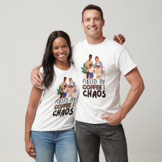 Von Kaffee und Chaos angeregt - Fun Parenting T -  T-Shirt