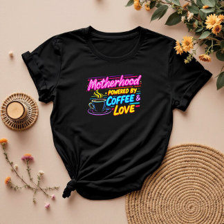 Von Kaffee und Liebe angetrieben | Mama T-Shirt