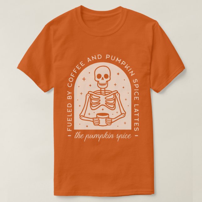 Von Kaffee und Pumpkinspülung gespeist T-Shirt (Design vorne)