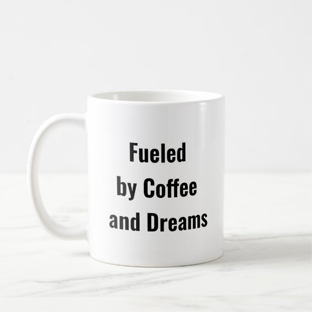 Von Kaffee und Träumen angetrieben - Inspirative T Kaffeetasse (Links)