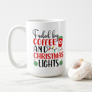 Von Kaffee und Weihnachtsbeleuchtung gespeist Kaffeetasse