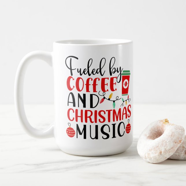 Von Kaffee und Weihnachtsmusik gespeist Kaffeetasse (Mit Donut)