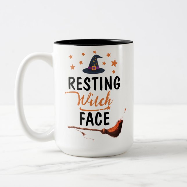 Von Kaffee und Zaubern gespeist | Hexchy Fall Zweifarbige Tasse (Links)