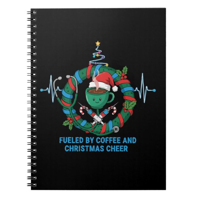 Von Kaffee & Weihnachts-Cheer gespeist Funny Nurse Notizblock (Vorderseite)