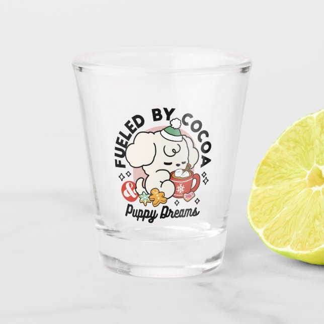 Von Kakao und Welpenträumen angetrieben - Niedlich Schnapsglas (Vorderseite)
