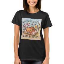 Von Katzen & Büchern abgelenkt, Kitten oben auf Bü