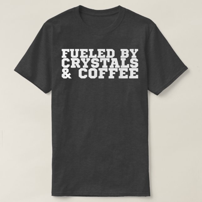 Von Kristallen und Kaffee gespeist T-Shirt (Design vorne)