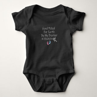 Von meinem Bruder im Himmel die Hand für die Erde Baby Strampler