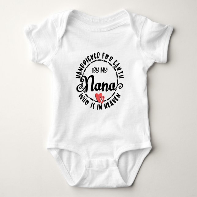 Von meiner Nana im Himmel handverlesen Baby Strampler (Vorderseite)