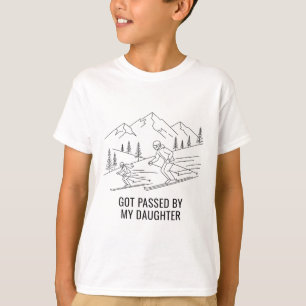 Von meiner Tochter beim Skifahren getreten Lustige T-Shirt