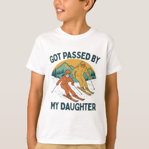 Von meiner Tochter beim Skifahren getreten Lustige T-Shirt