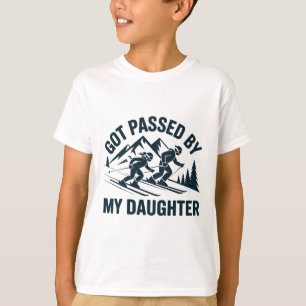Von meiner Tochter beim Skifahren getreten Lustige T-Shirt