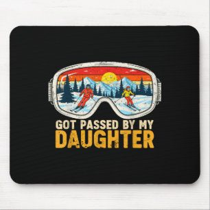 Von meiner Tochter beim Skifahren überholt Lustige Mousepad