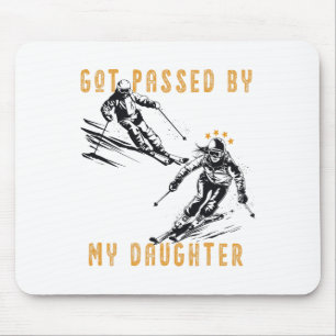 Von meiner Tochter beim Skifahren überholt Lustige Mousepad