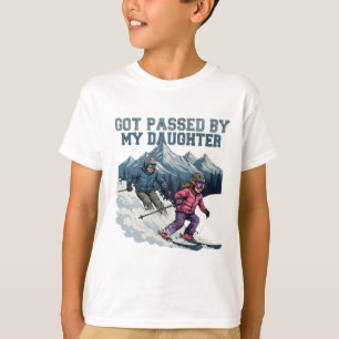 Von meiner Tochter beim Skifahren überholt Lustige T-Shirt