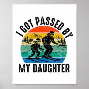 Von meiner Tochter geschubst Lustiges Skifahren Re Poster