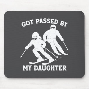 Von meiner Tochter überholt Lustiger Skifahrender  Mousepad