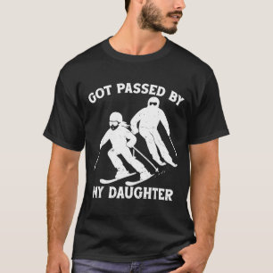Von meiner Tochter überholt Lustiger Skifahrender T-Shirt