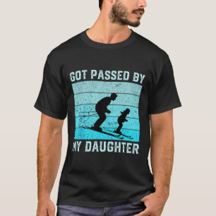 Von meiner Tochter überholt Lustiger Skifahrender T-Shirt
