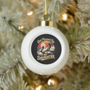 Von meiner Tochter überholt Lustiges Skifahren Ski Keramik Kugel-Ornament
