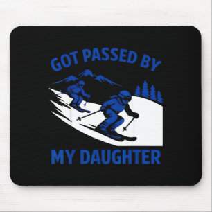 Von meiner Tochter überholt Ski-Vater Lustiger Ski Mousepad