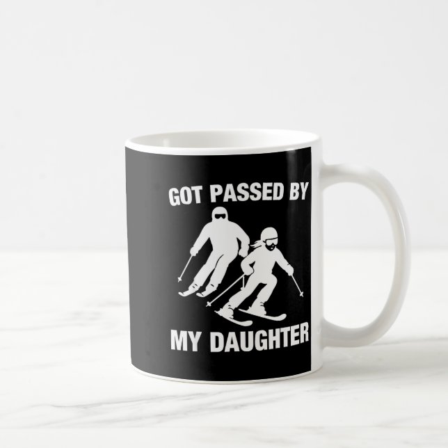 Von meiner Tochter zu Fall gebracht Lustige Skifam Kaffeetasse (Rechts)