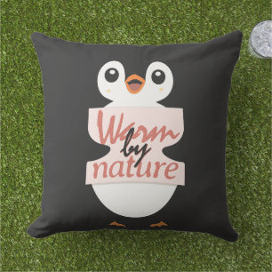 Von Natur aus warm: Süßer Pinguin mit spielerische Kissen